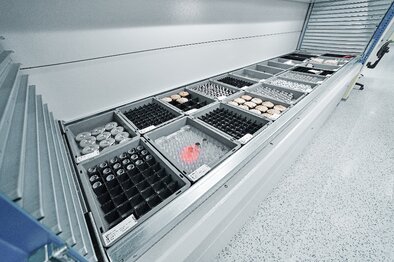 レーザーポインターが入出庫場所を示す